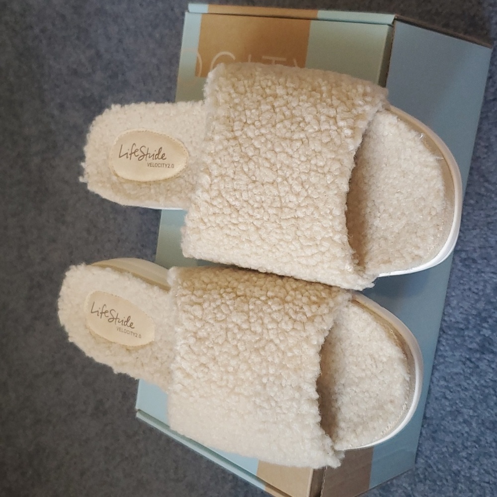 New Cute Fuzzy Sandals - Picture 3 of 7